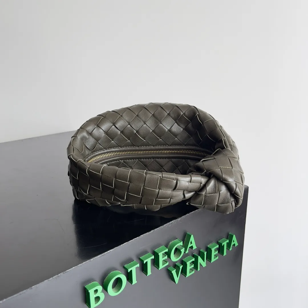 Batch 1120 Bottega veneta͙.——The latest braided and knotted hobo🔥 The top-grade lambskin leather is very soft, the bag shape is unique, practical and durable. It retains the traditional weaving elements while being a bit more flamboyant ~ Made of hand-woven sheepskin, zipper opening and closing, curved seamless structure, effortless to match. Highly recommended⚠️⚠️⚠️ The highest-end in the market🌈 Welcome to compare [Factory equipped with full package] size: 23x15x5cm.   Model: 651876